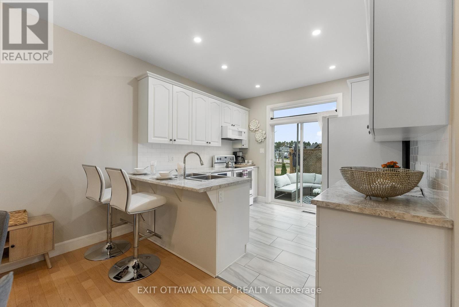 54 Chad Street, Petawawa, Ontario  K8H 0G8 - Photo 11 - X12478523