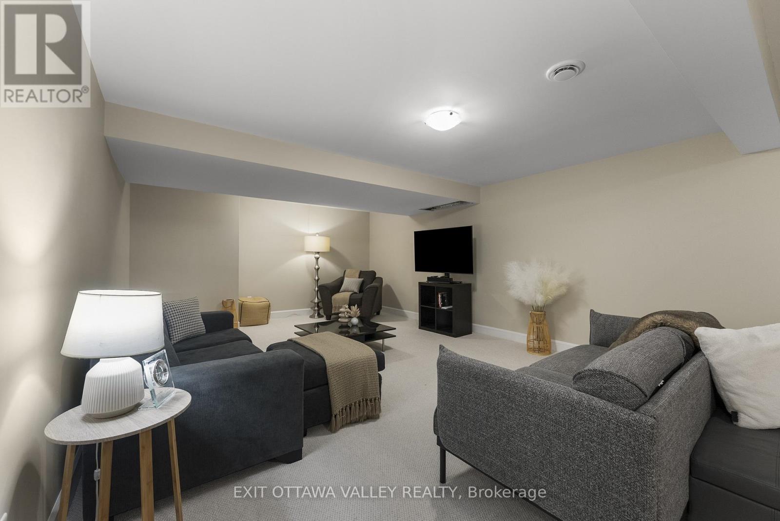 54 Chad Street, Petawawa, Ontario  K8H 0G8 - Photo 26 - X12478523
