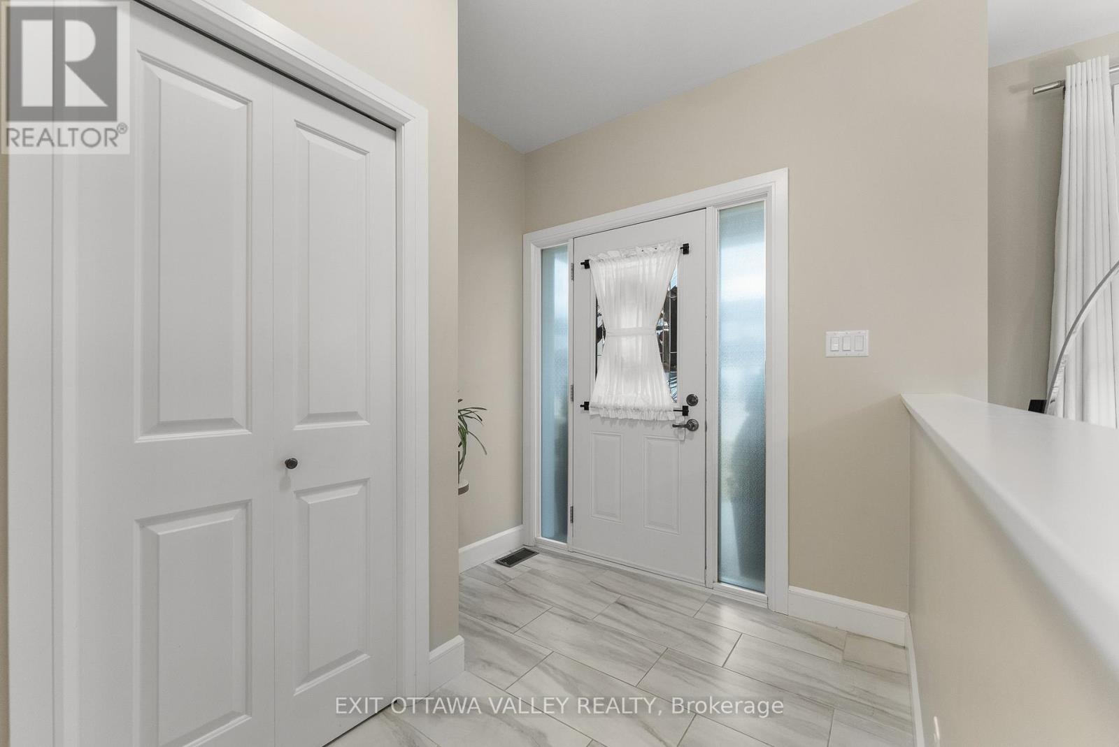 54 Chad Street, Petawawa, Ontario  K8H 0G8 - Photo 4 - X12478523