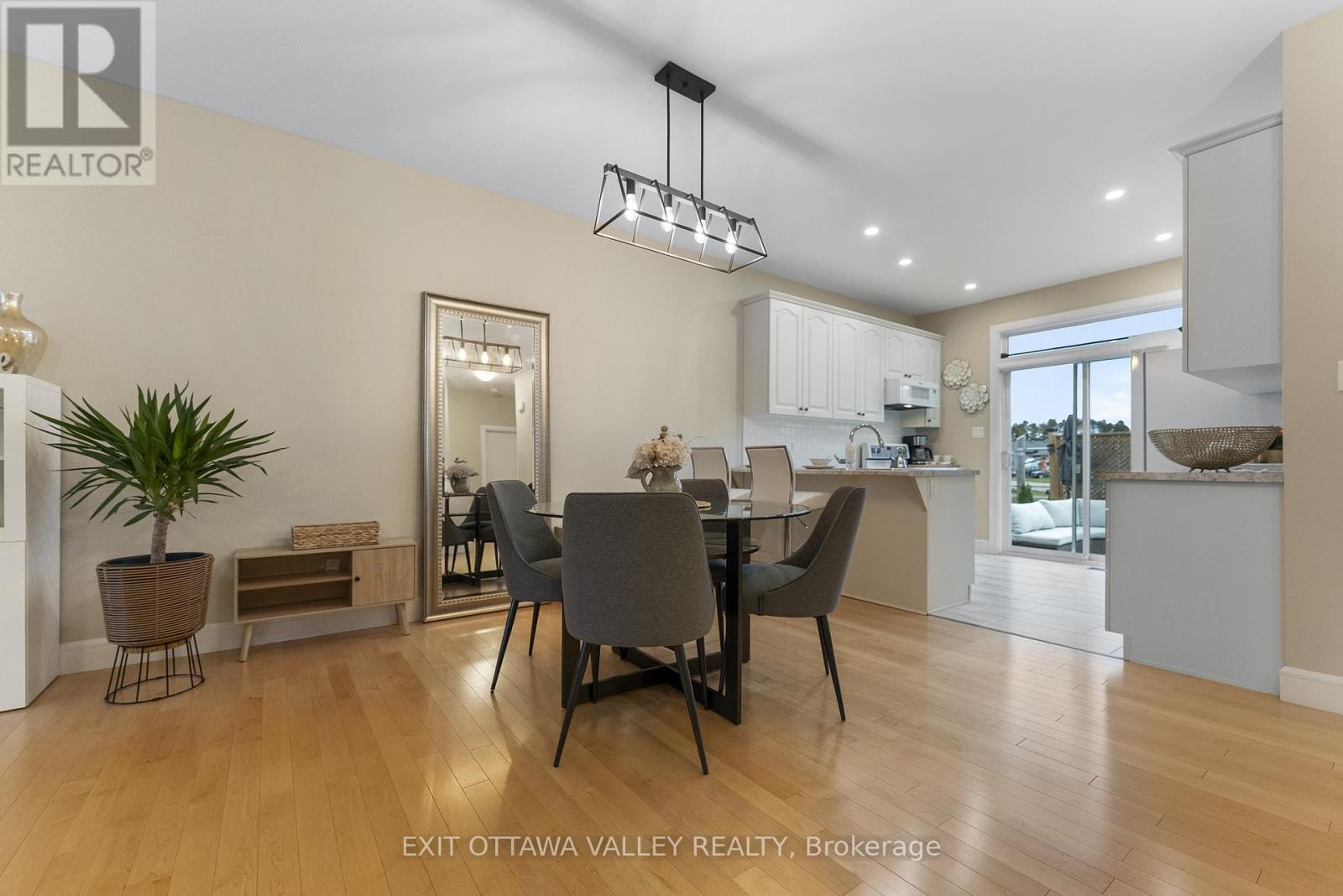 54 Chad Street, Petawawa, Ontario  K8H 0G8 - Photo 6 - X12478523