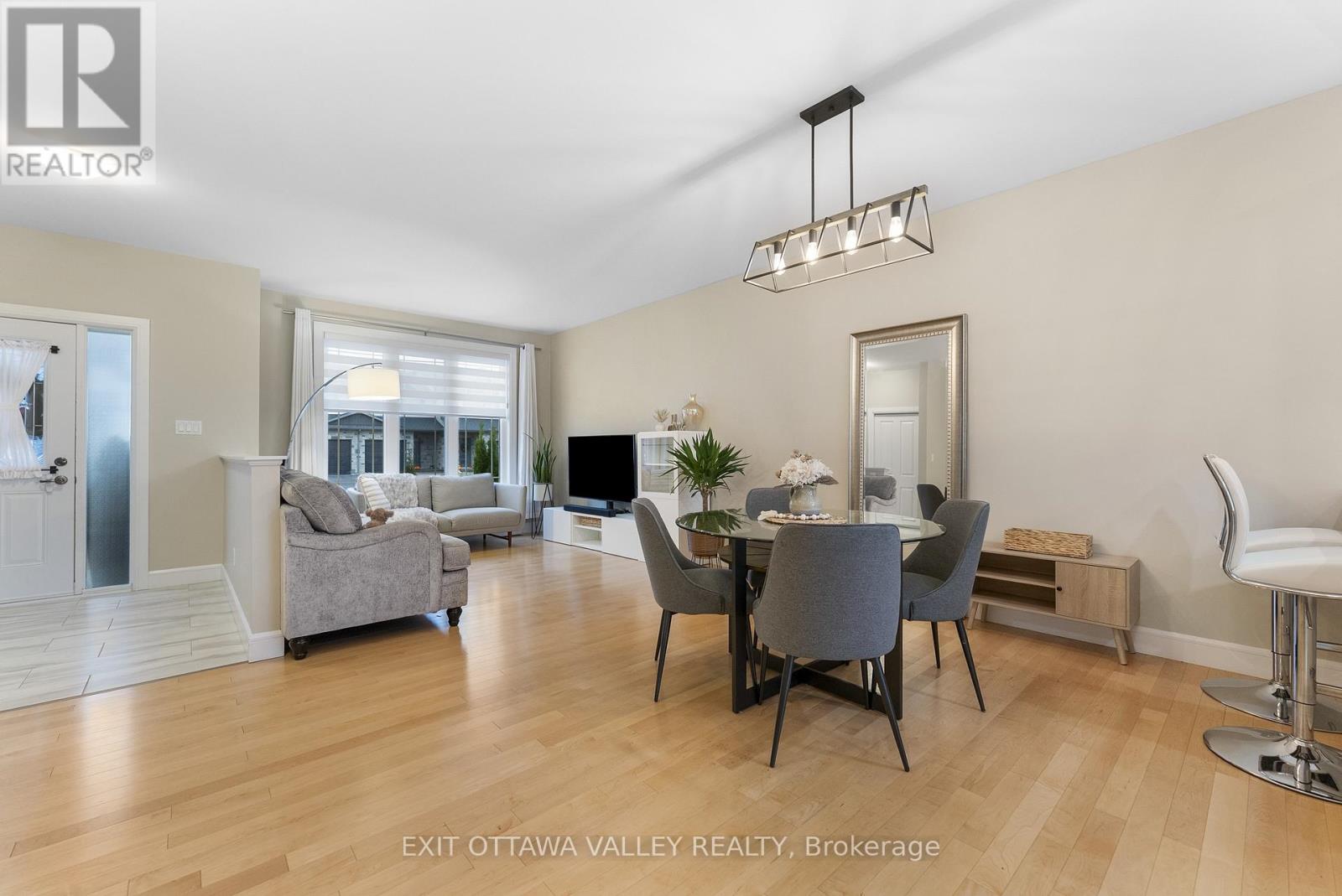 54 Chad Street, Petawawa, Ontario  K8H 0G8 - Photo 7 - X12478523
