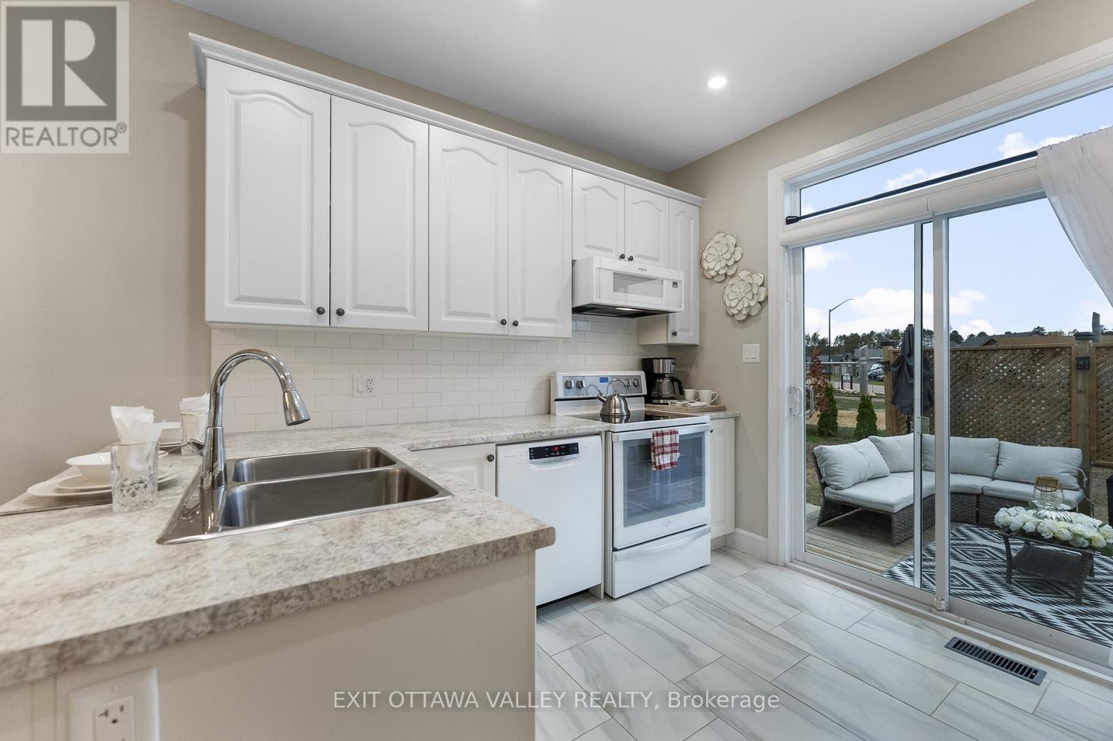 54 Chad Street, Petawawa, Ontario  K8H 0G8 - Photo 8 - X12478523