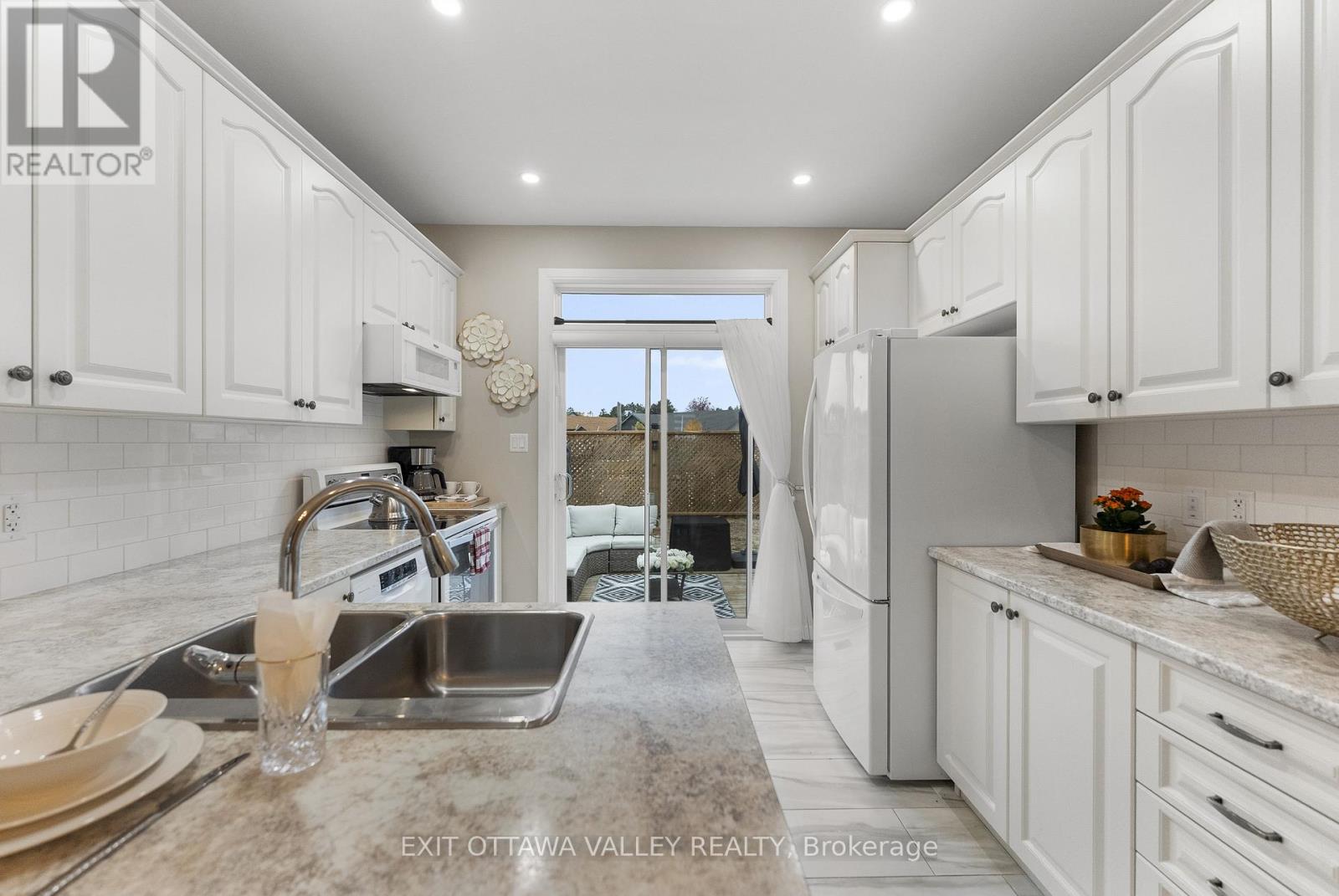 54 Chad Street, Petawawa, Ontario  K8H 0G8 - Photo 9 - X12478523