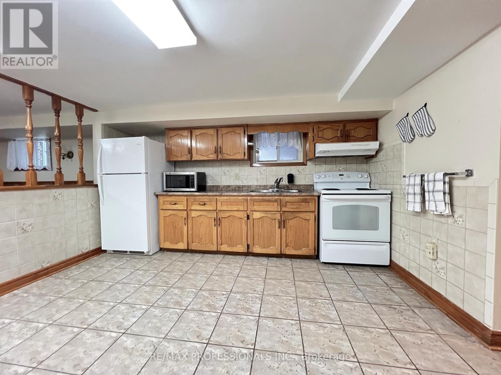 33 Chandos Avenue, Toronto, Ontario  M6H 2E6 - Photo 29 - W12477277