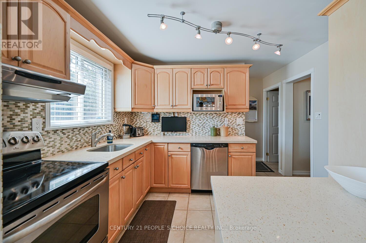 2 Fontaine Court, Brampton (Southgate), Ontario  L6T 3J2 - Photo 16 - W12418679