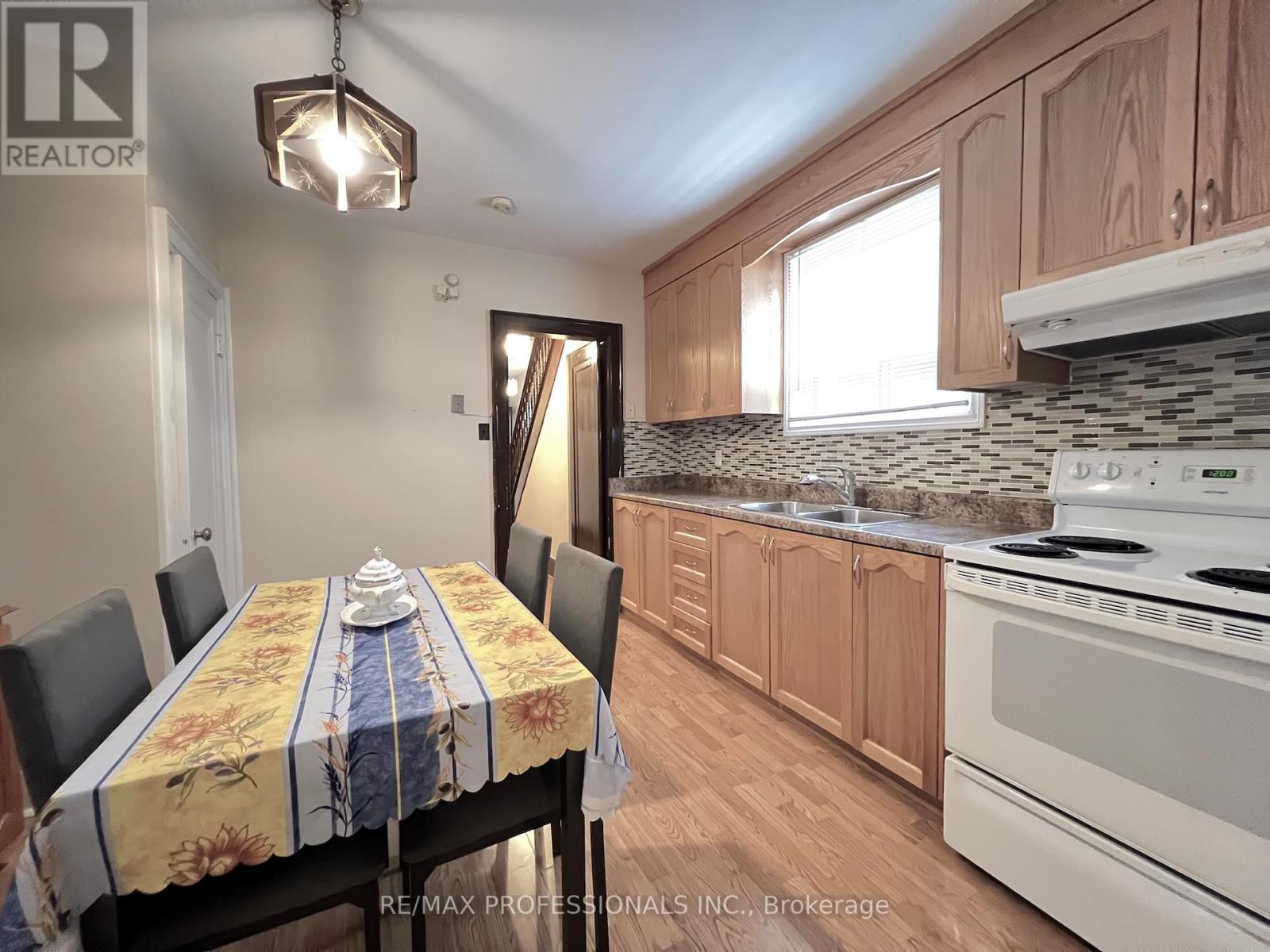 33 Chandos Avenue, Toronto, Ontario  M6H 2E6 - Photo 14 - W12477277