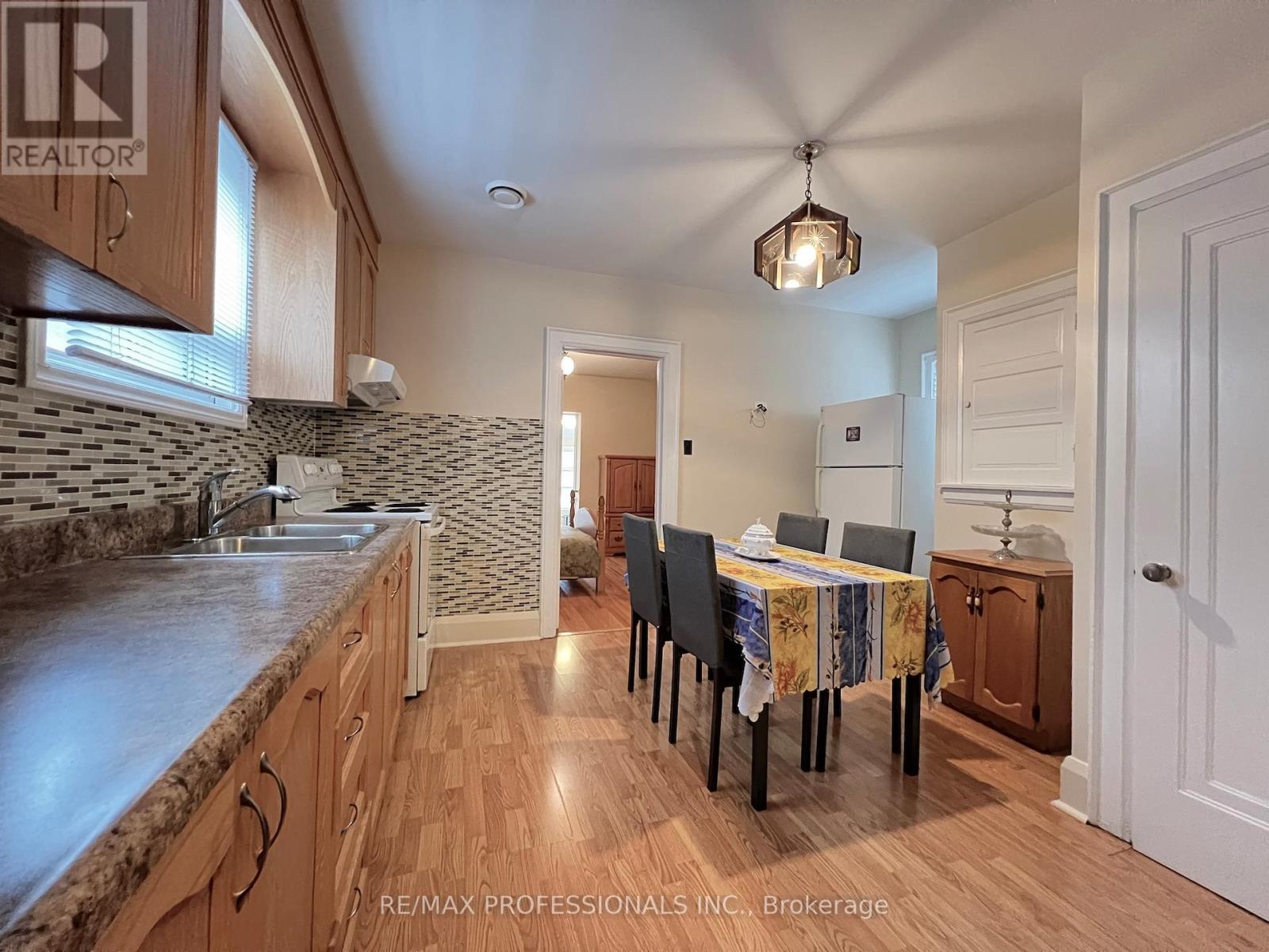 33 Chandos Avenue, Toronto, Ontario  M6H 2E6 - Photo 15 - W12477277