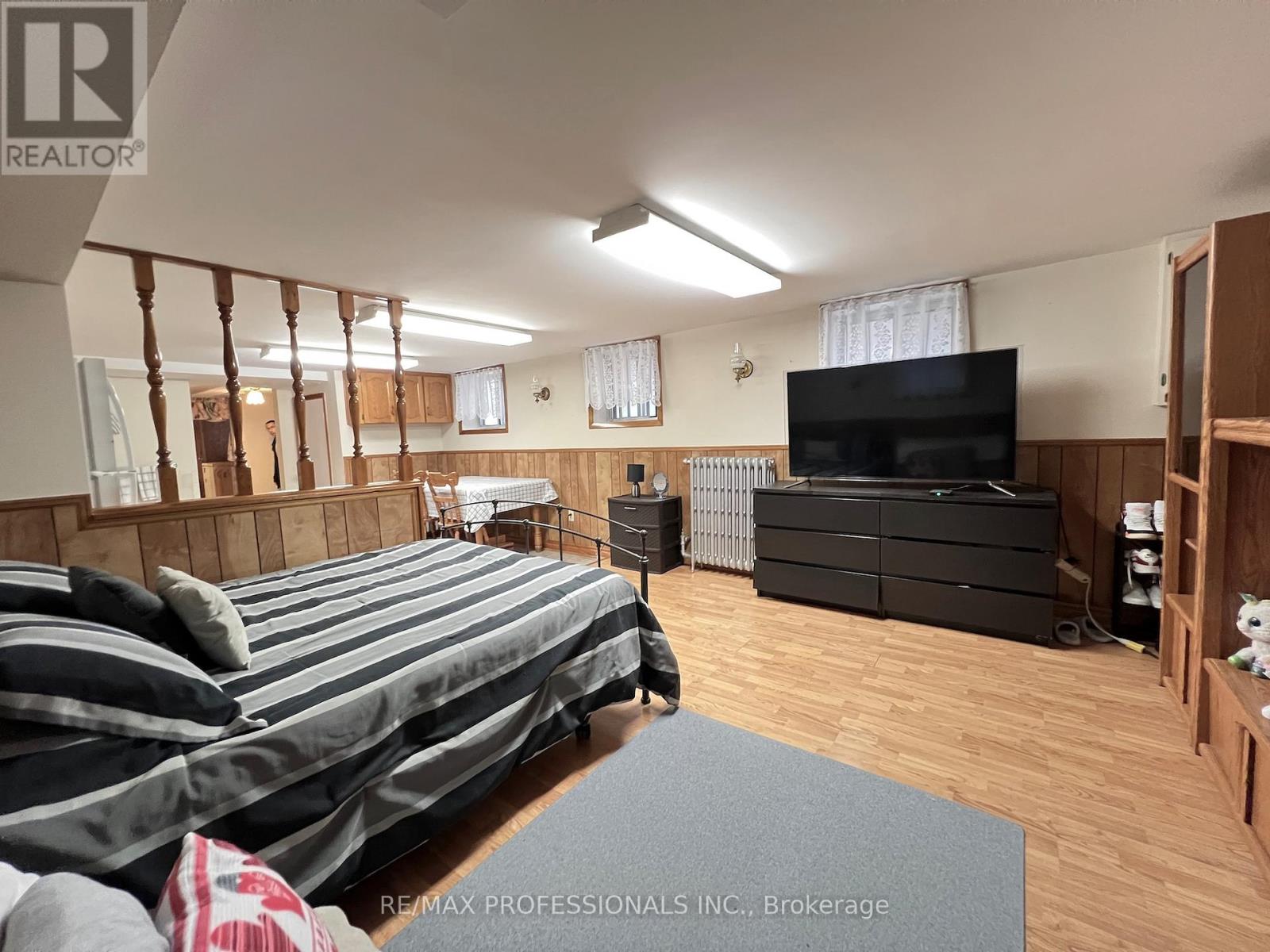 33 Chandos Avenue, Toronto, Ontario  M6H 2E6 - Photo 32 - W12477277