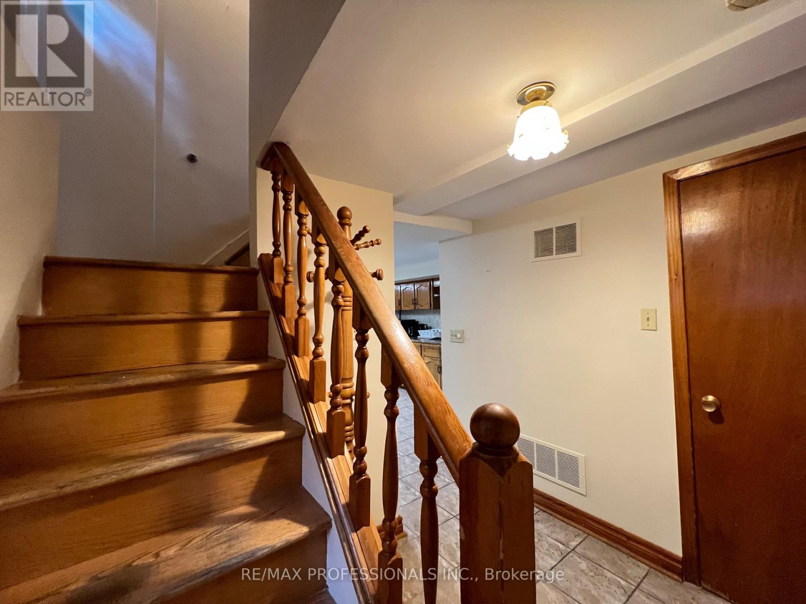 33 Chandos Avenue, Toronto, Ontario  M6H 2E6 - Photo 24 - W12477277