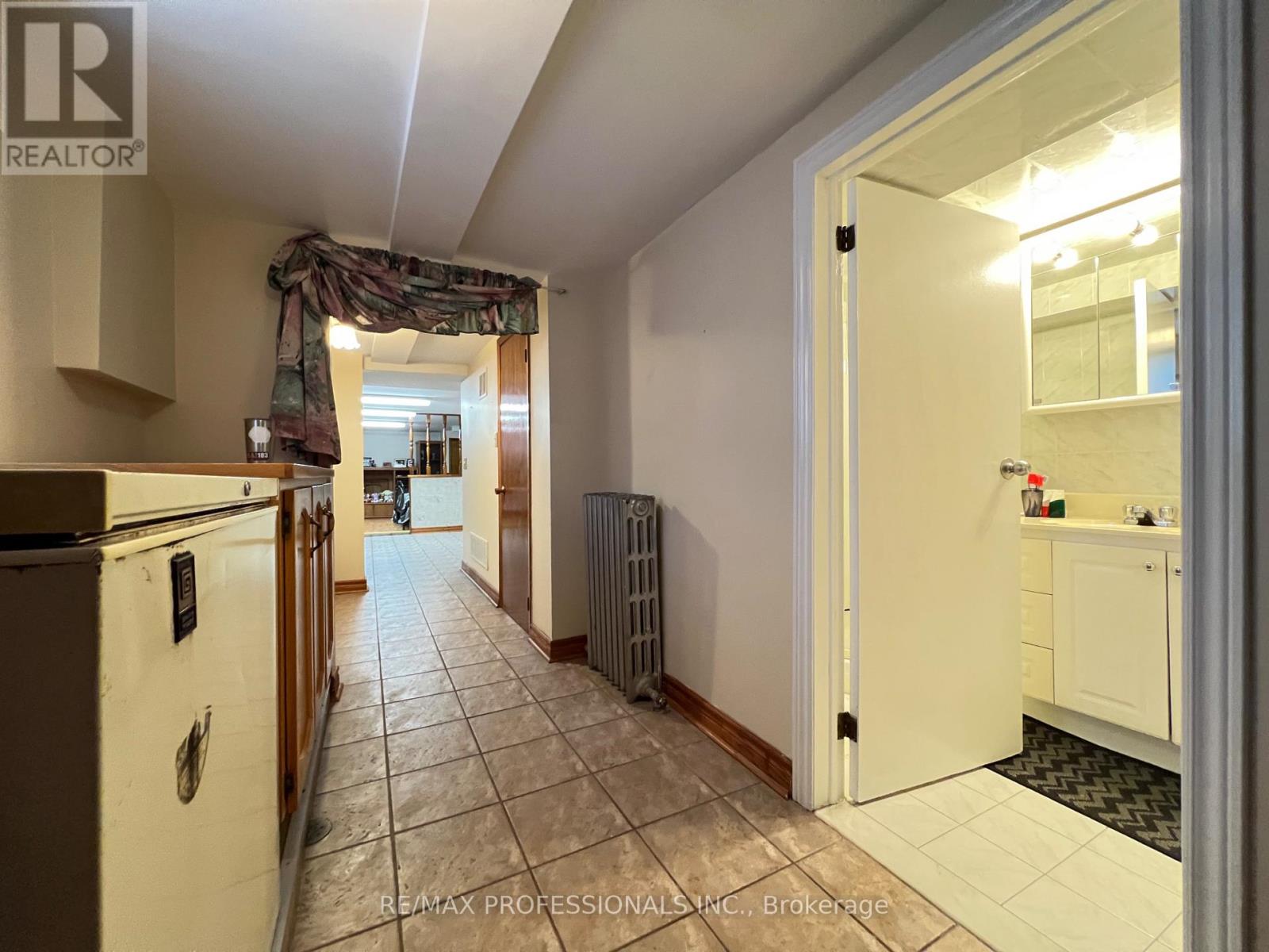 33 Chandos Avenue, Toronto, Ontario  M6H 2E6 - Photo 25 - W12477277