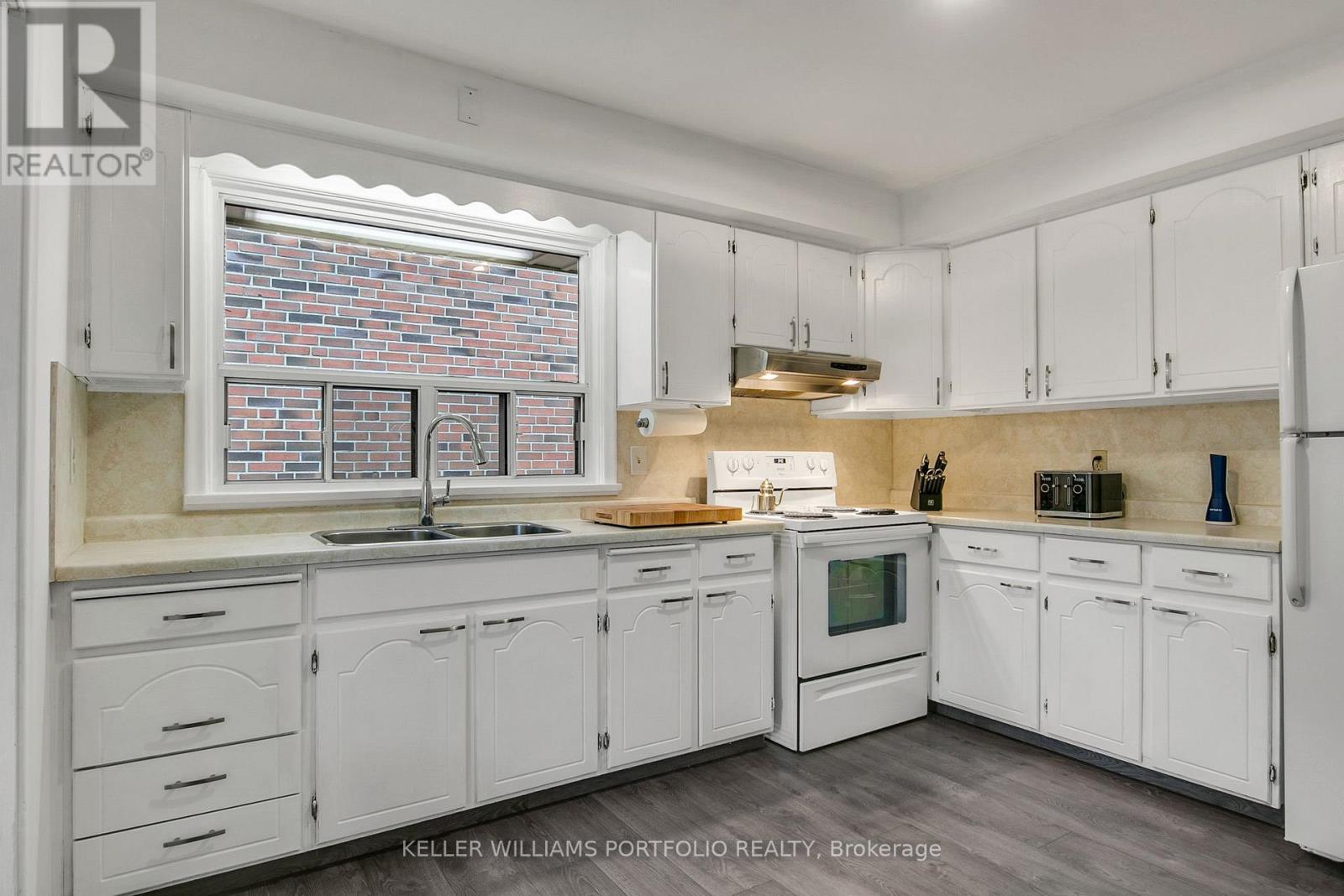 106 Botfield Avenue, Toronto, Ontario  M9B 4E5 - Photo 15 - W12475974