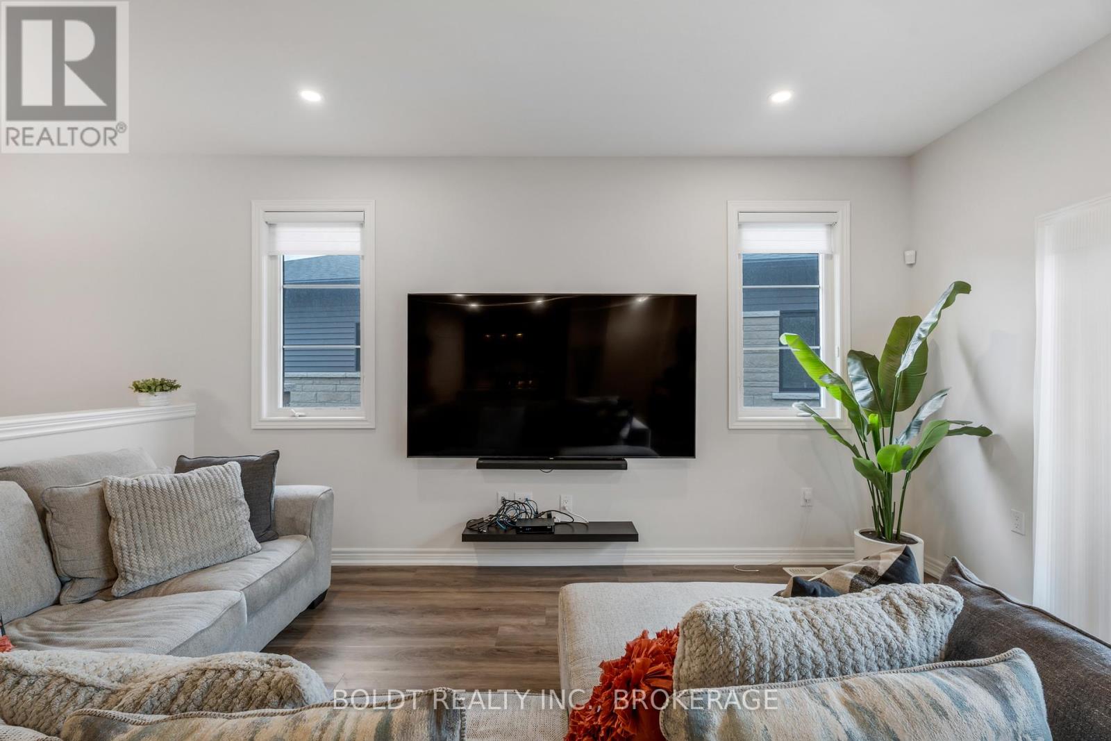 80 Summersides Boulevard, Pelham, Ontario  L0S 1E6 - Photo 15 - X12478521