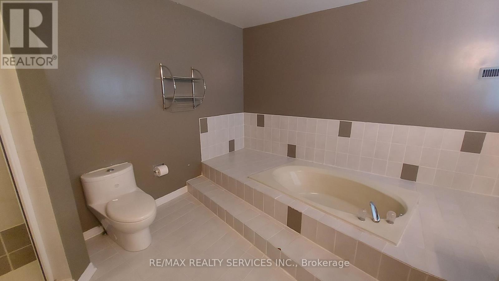 26 Hacienda Court, Brampton (Snelgrove), Ontario  L6Z 3J1 - Photo 33 - W12348242