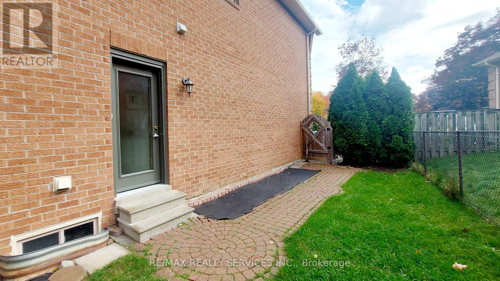 26 Hacienda Court, Brampton (Snelgrove), Ontario  L6Z 3J1 - Photo 50 - W12348242