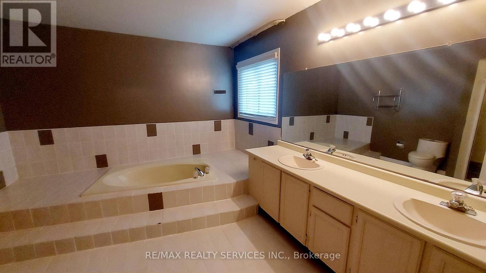 26 Hacienda Court, Brampton (Snelgrove), Ontario  L6Z 3J1 - Photo 32 - W12348242