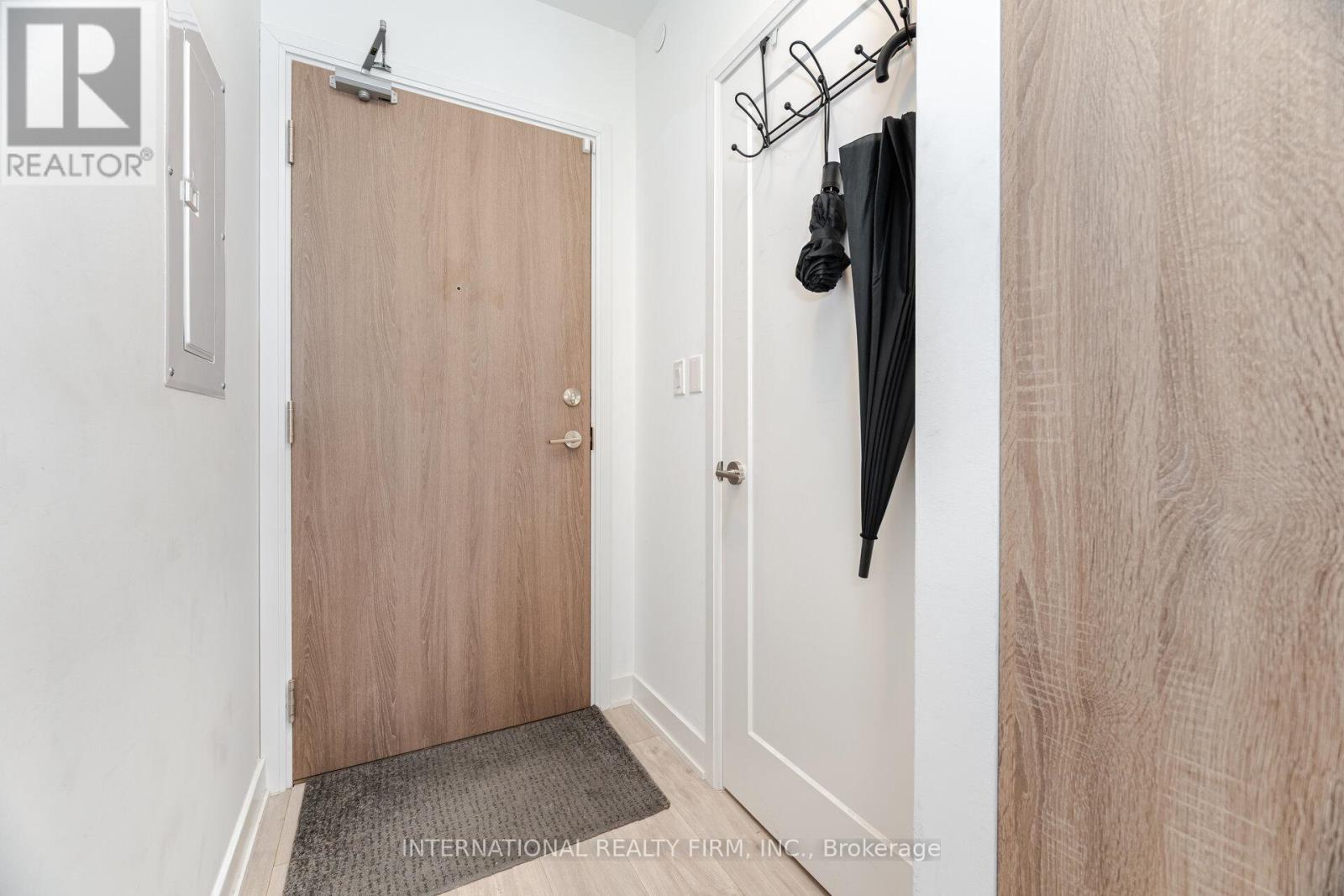 1012 - 27 Bathurst Street, Toronto, Ontario  M5V 2P1 - Photo 4 - C12478354