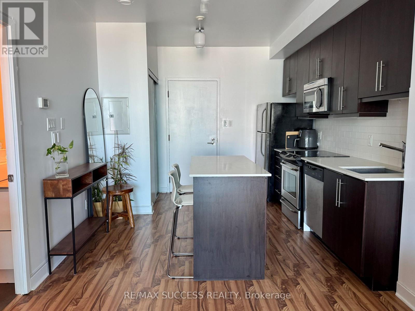 1605 - 1171 Queen Street W, Toronto, Ontario  M6J 0A5 - Photo 2 - C12478493