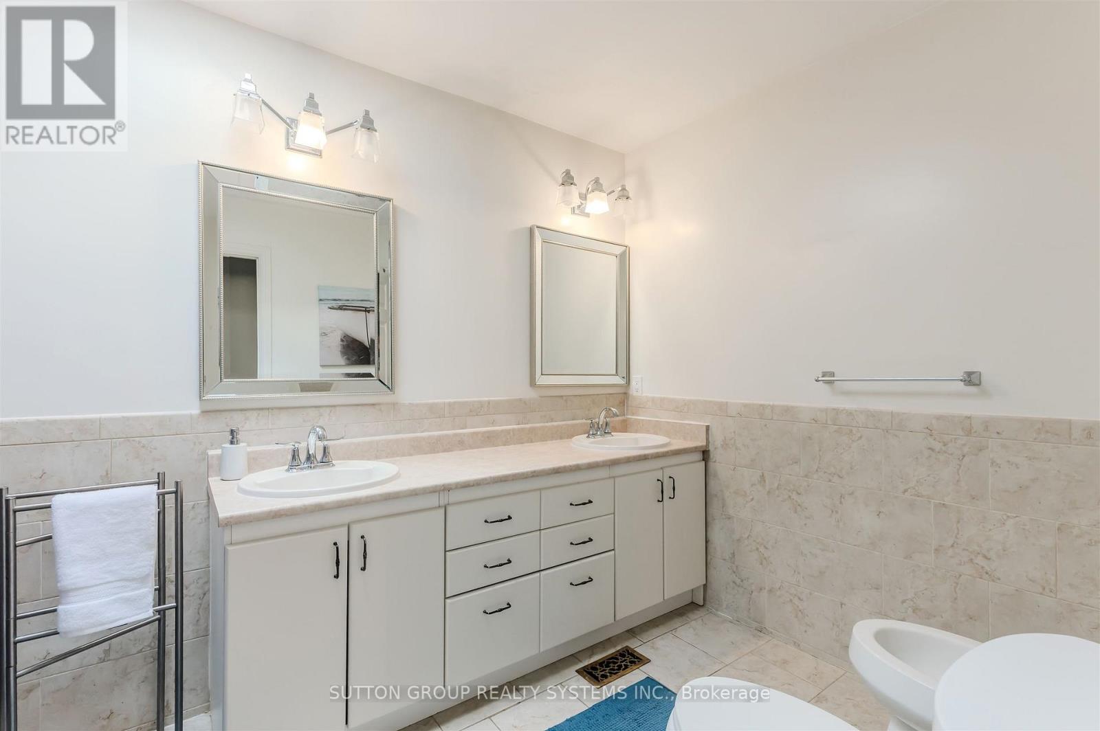 1 Elmlea Avenue, Toronto (Humber Heights), Ontario  M9P 2M6 - Photo 27 - W12472229