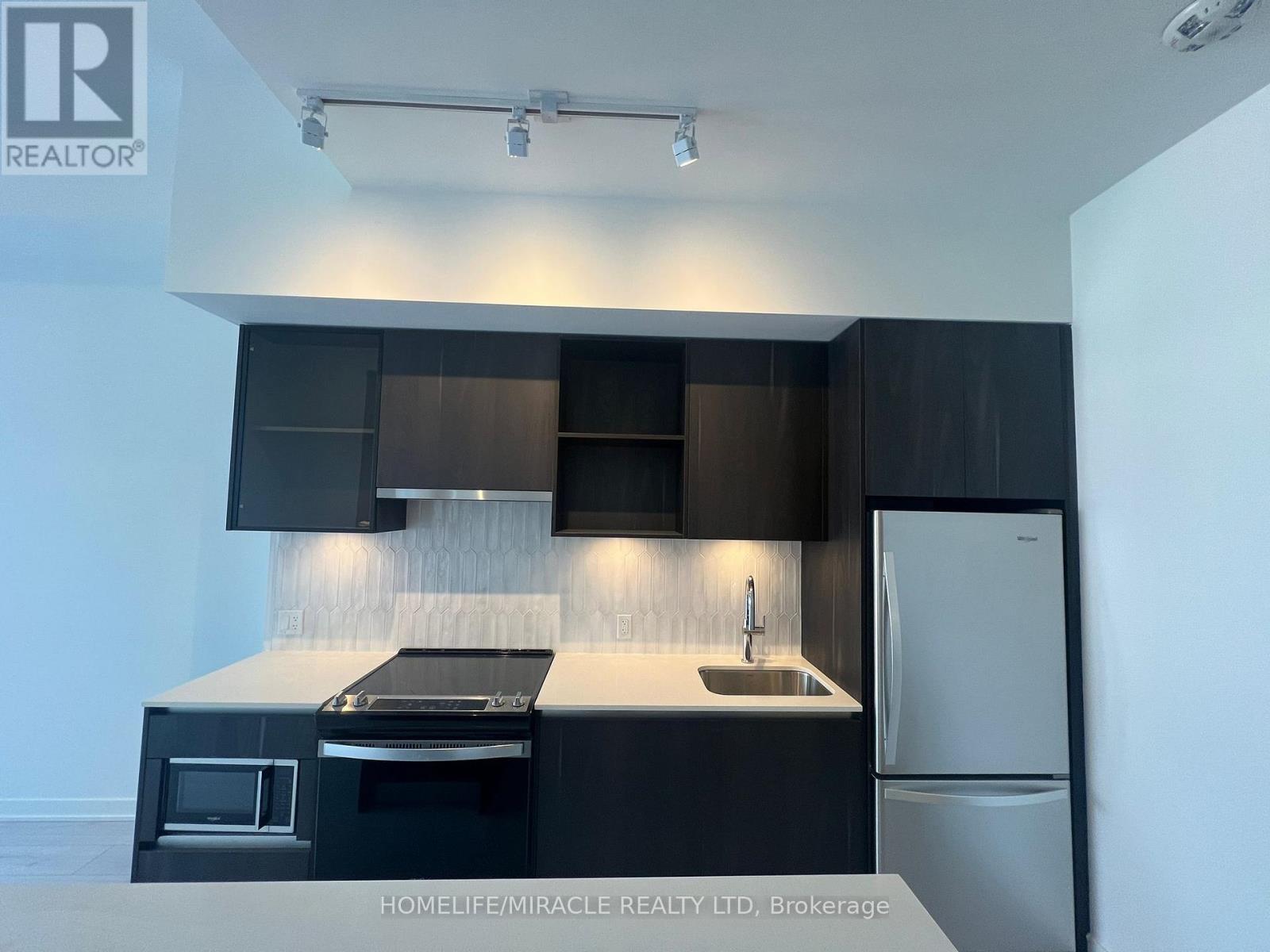 203 - 395 Dundas Street, Oakville, Ontario  L6M 5R8 - Photo 5 - W12477322