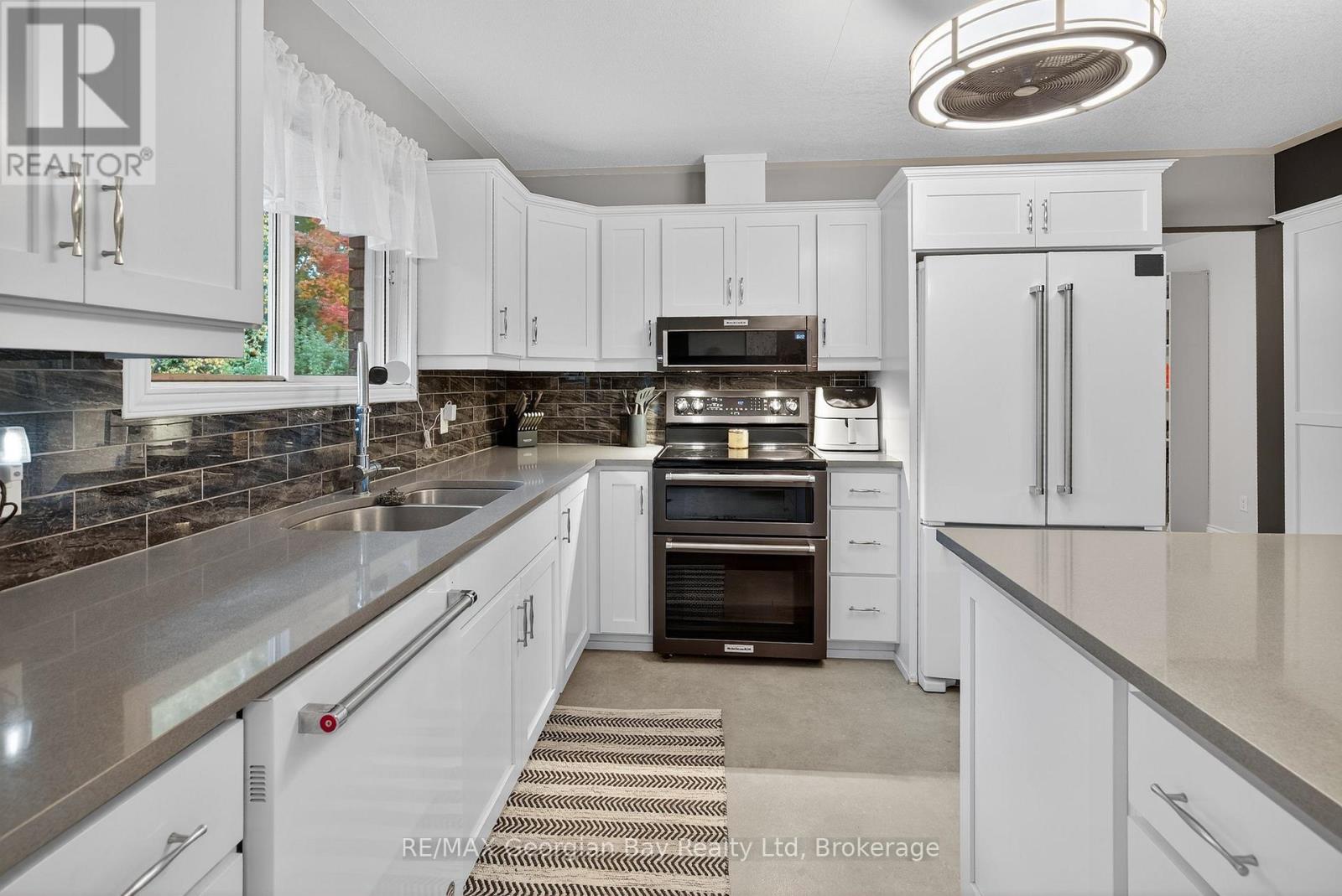 93 Edward Street, Penetanguishene, Ontario  L9M 1J3 - Photo 12 - S12478526