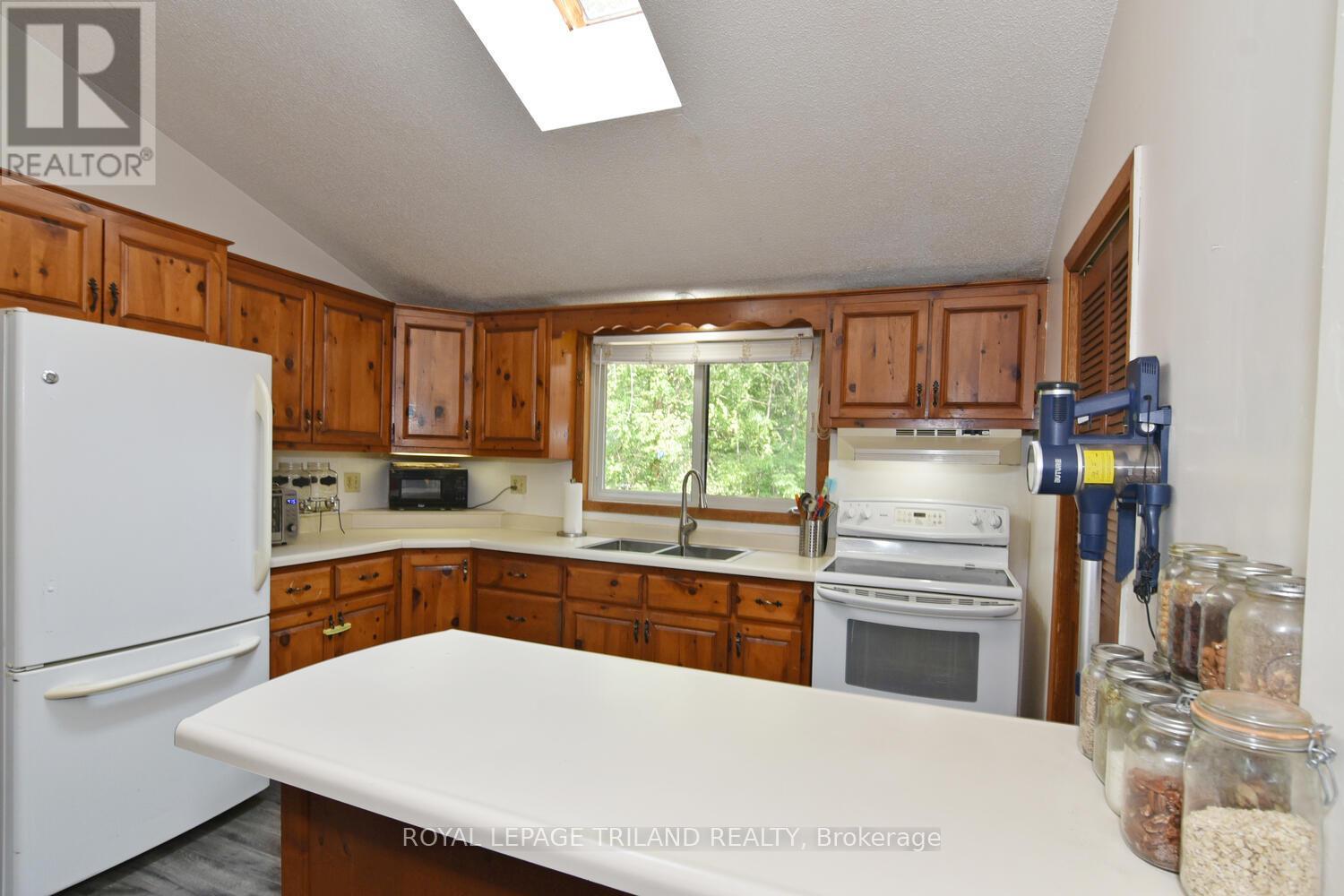 9898 Phoebe Lane, Lambton Shores, Ontario  N0N 1J1 - Photo 16 - X12478612