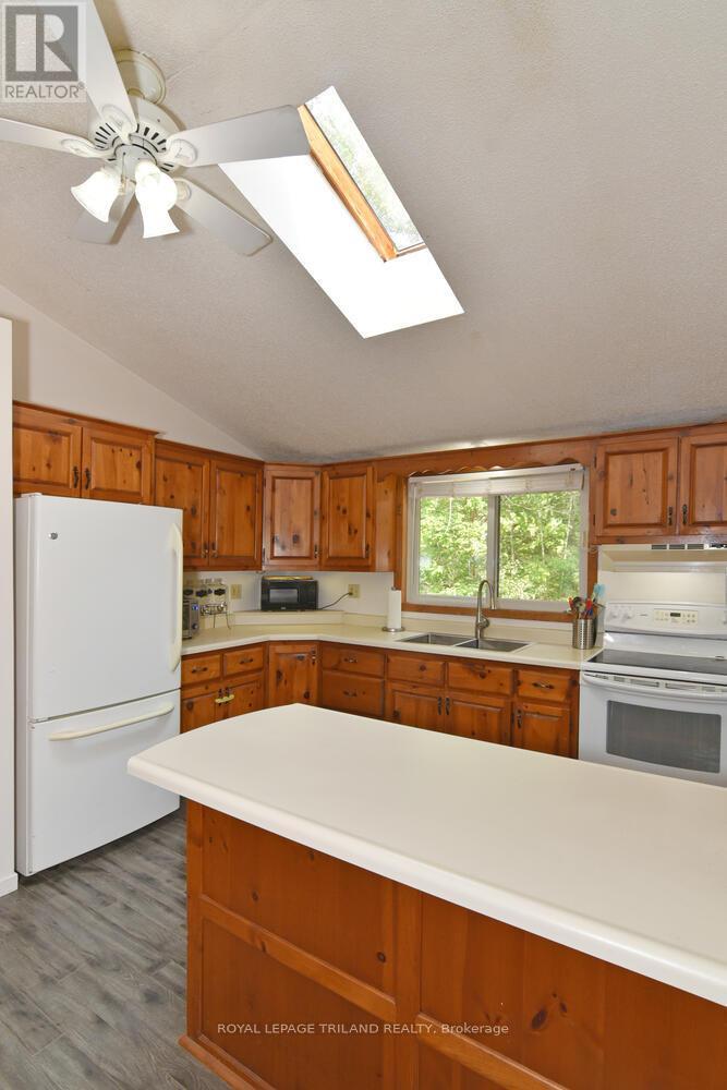 9898 Phoebe Lane, Lambton Shores, Ontario  N0N 1J1 - Photo 18 - X12478612