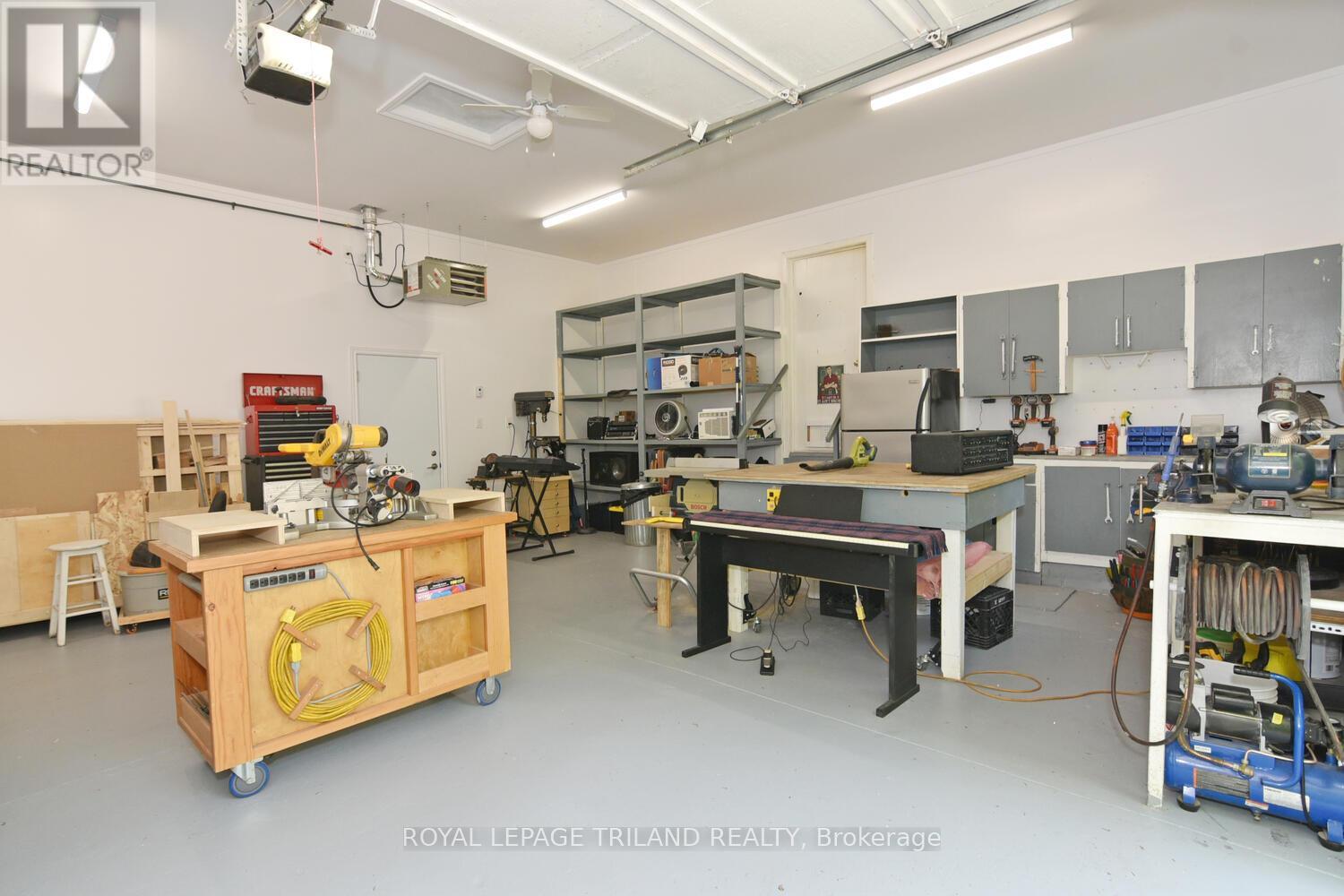 9898 Phoebe Lane, Lambton Shores, Ontario  N0N 1J1 - Photo 33 - X12478612