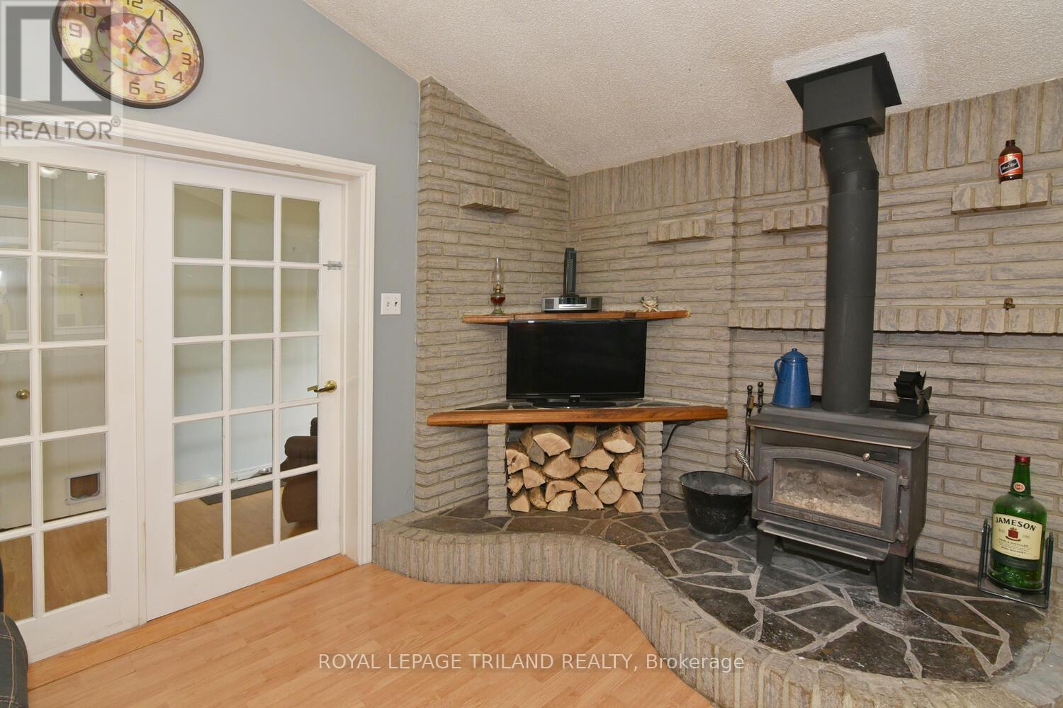 9898 Phoebe Lane, Lambton Shores, Ontario  N0N 1J1 - Photo 41 - X12478612