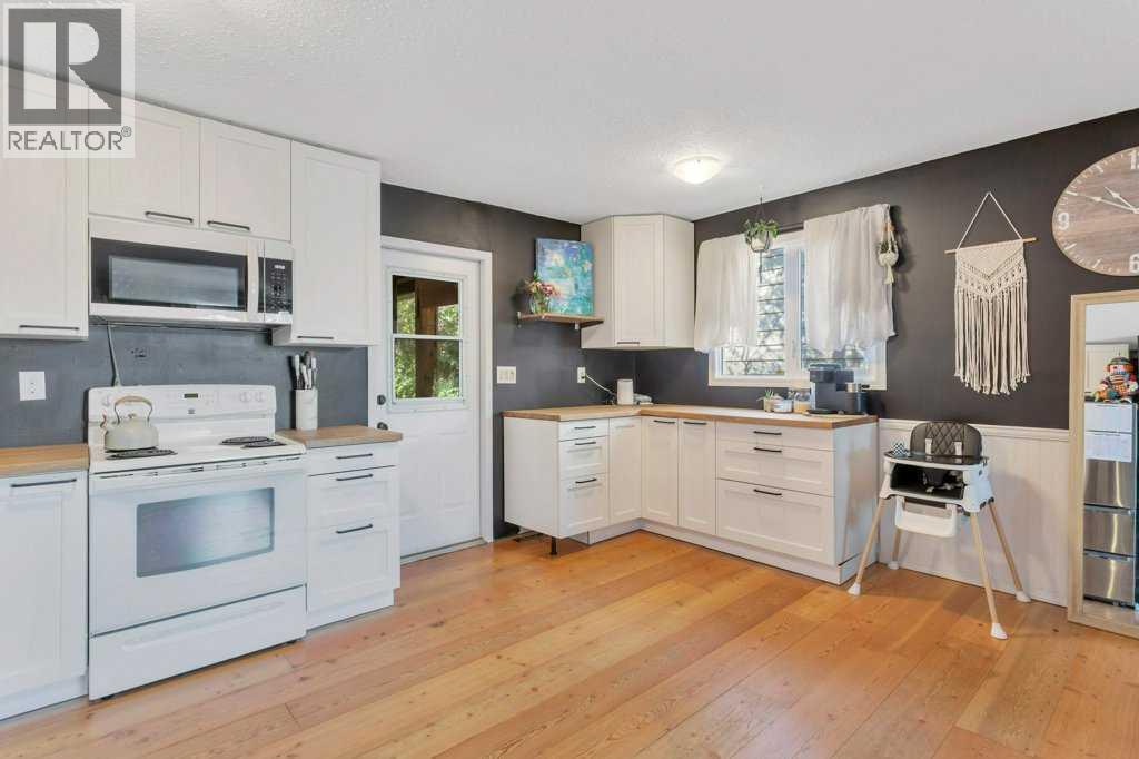 101 Lakeview Avenue, Gull Lake, Alberta  T4L 2N1 - Photo 10 - A2266496