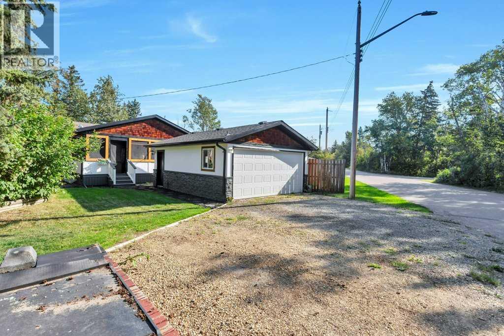 101 Lakeview Avenue, Gull Lake, Alberta  T4L 2N1 - Photo 2 - A2266496