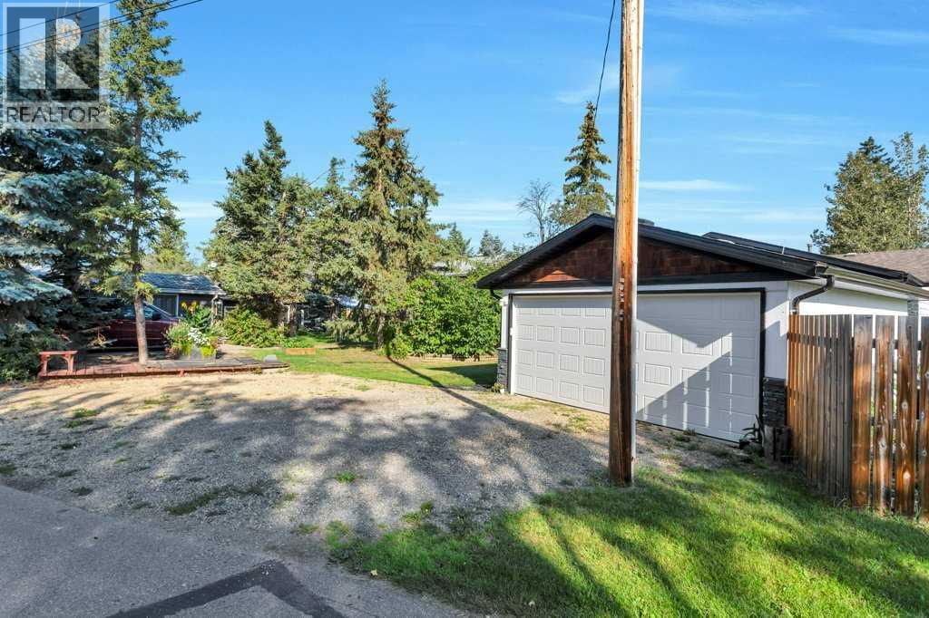 101 Lakeview Avenue, Gull Lake, Alberta  T4L 2N1 - Photo 3 - A2266496