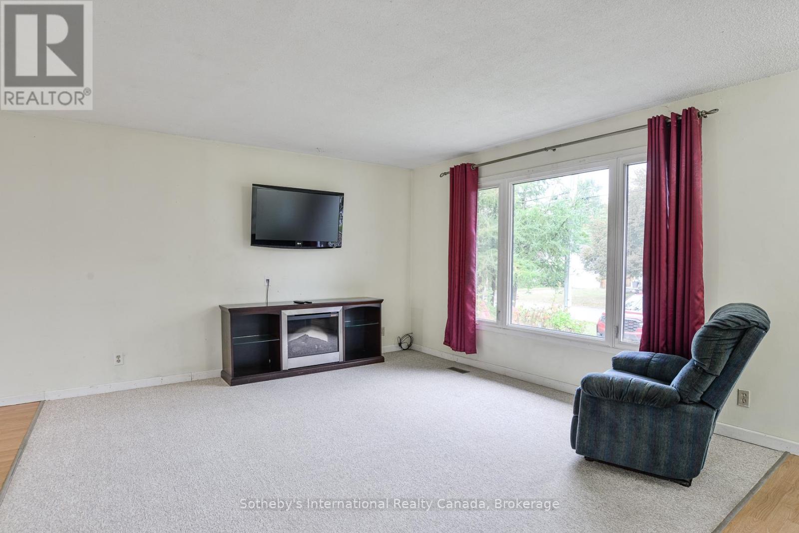 445 Farquhar Street, Gravenhurst, Ontario  P1P 1E4 - Photo 3 - X12478547