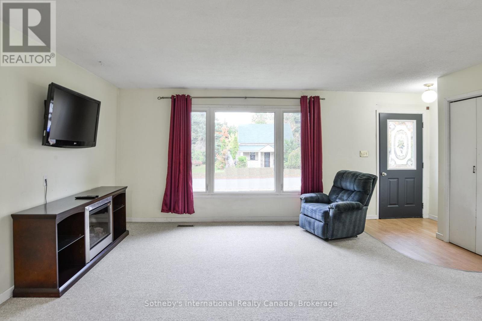 445 Farquhar Street, Gravenhurst, Ontario  P1P 1E4 - Photo 4 - X12478547