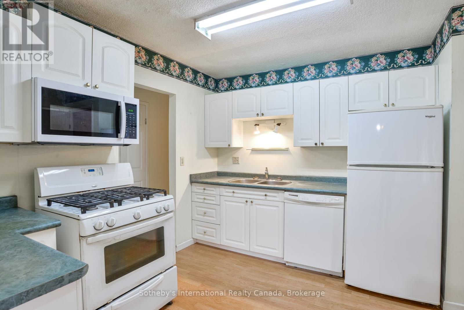 445 Farquhar Street, Gravenhurst, Ontario  P1P 1E4 - Photo 6 - X12478547
