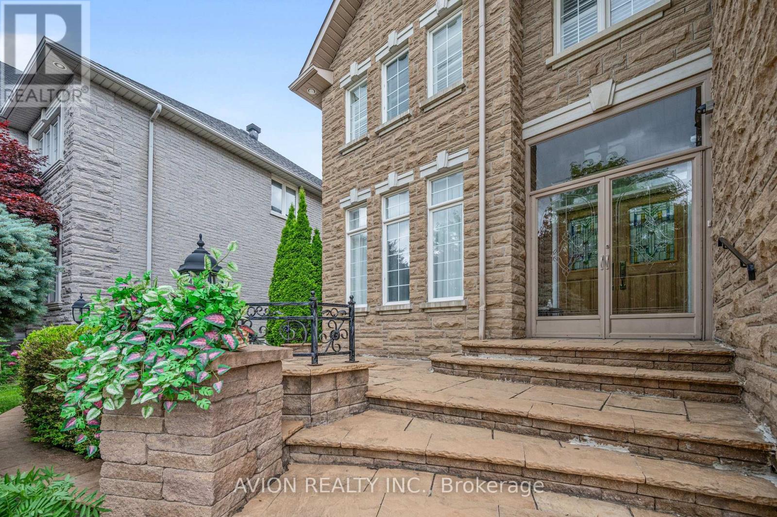55 Frybrook Crescent, Richmond Hill, Ontario  L4B 4B9 - Photo 3 - N12478380