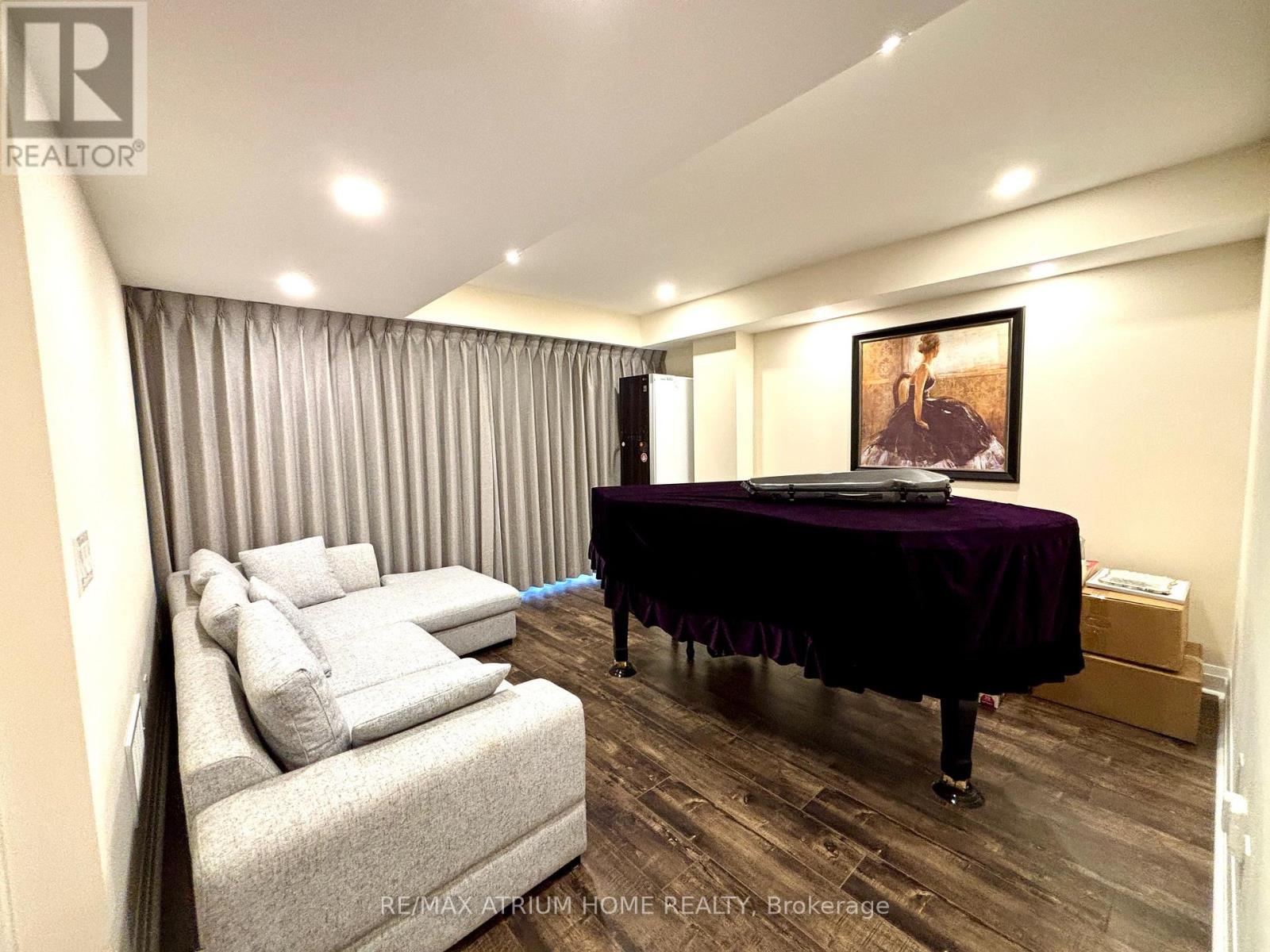 31 Duncombe Lane, Richmond Hill, Ontario  L4C 1C2 - Photo 24 - N12478437