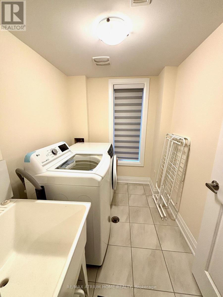 31 Duncombe Lane, Richmond Hill, Ontario  L4C 1C2 - Photo 26 - N12478437