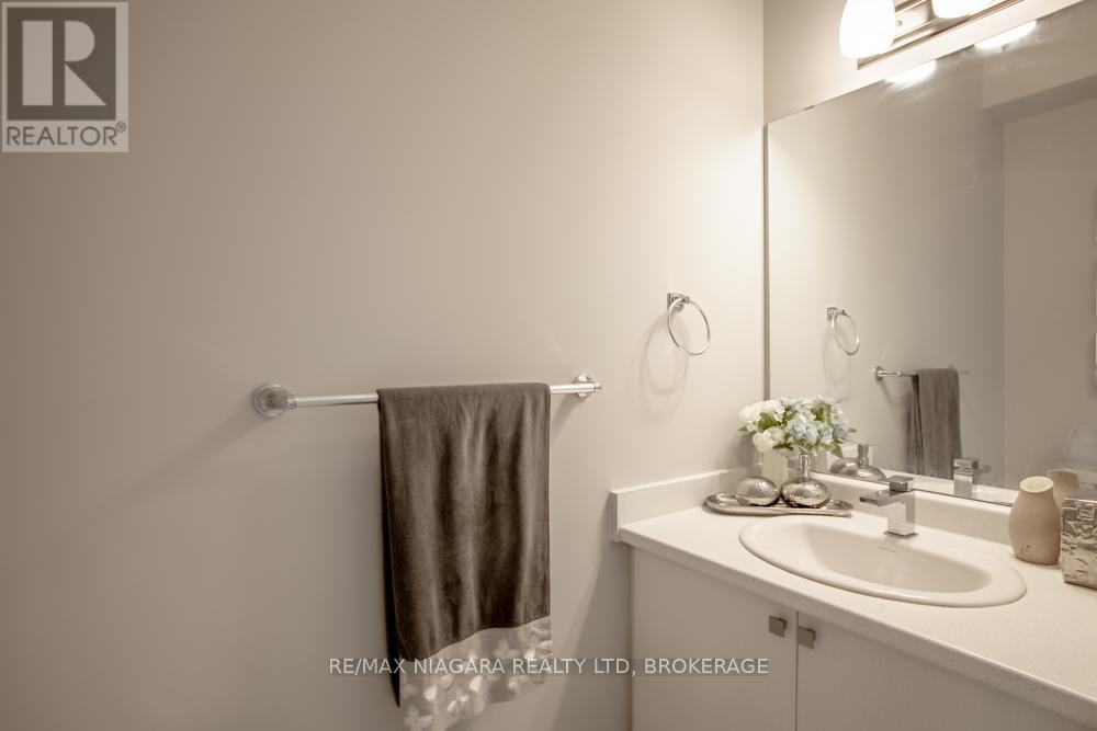 16 Bowman Crescent, Thorold, Ontario  L2V 0G3 - Photo 10 - X12478524