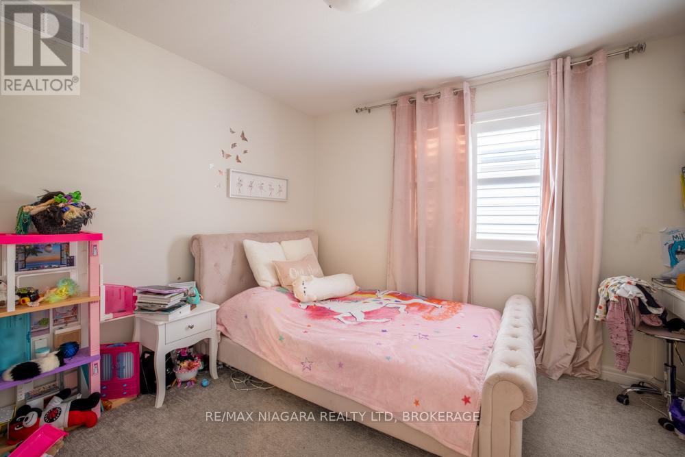 16 Bowman Crescent, Thorold, Ontario  L2V 0G3 - Photo 11 - X12478524