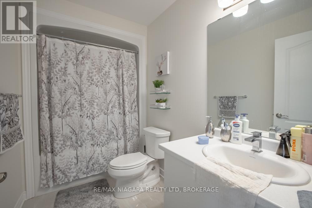 16 Bowman Crescent, Thorold, Ontario  L2V 0G3 - Photo 12 - X12478524