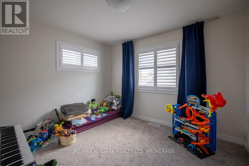 16 Bowman Crescent, Thorold, Ontario  L2V 0G3 - Photo 17 - X12478524