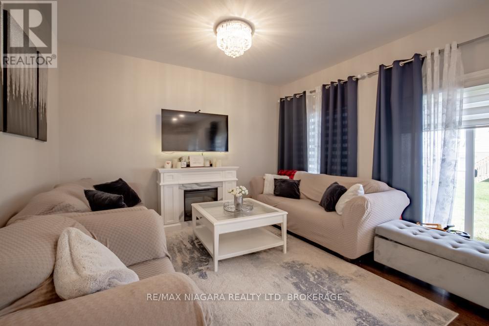 16 Bowman Crescent, Thorold, Ontario  L2V 0G3 - Photo 5 - X12478524