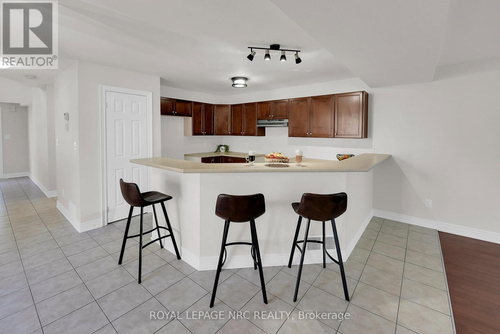 58 Queens Circle, Fort Erie, Ontario  L0S 1B0 - Photo 13 - X12478622