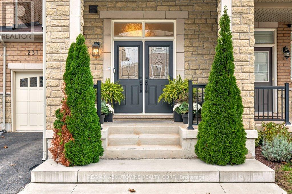 231 Sarah Cline Drive, Oakville, Ontario  L6M 0V3 - Photo 2 - W12478306