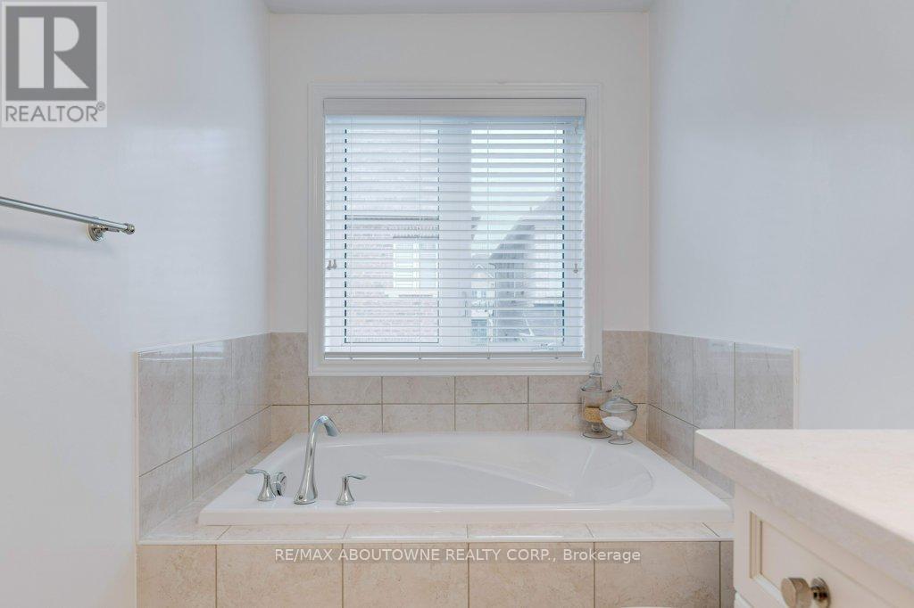 231 Sarah Cline Drive, Oakville, Ontario  L6M 0V3 - Photo 24 - W12478306
