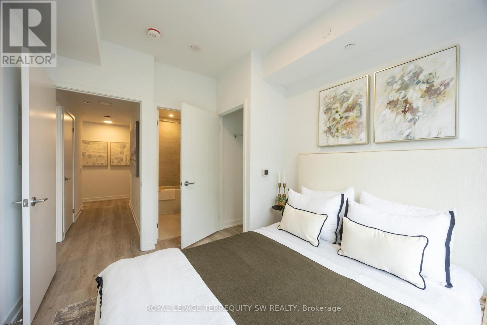 710 - 395 Square One Drive, Mississauga, Ontario  L5B 0P6 - Photo 10 - W12478312