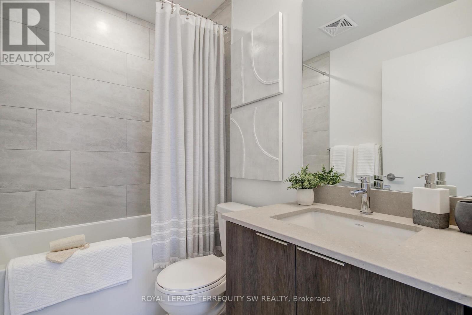 710 - 395 Square One Drive, Mississauga, Ontario  L5B 0P6 - Photo 12 - W12478312