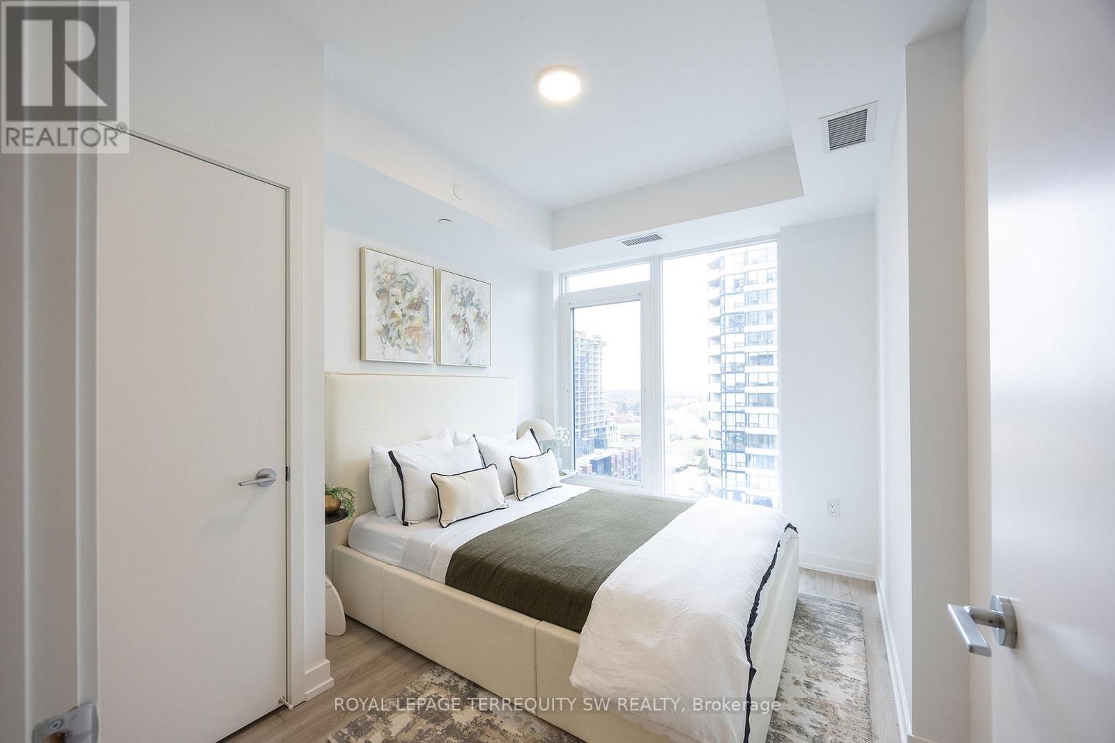 710 - 395 Square One Drive, Mississauga, Ontario  L5B 0P6 - Photo 6 - W12478312