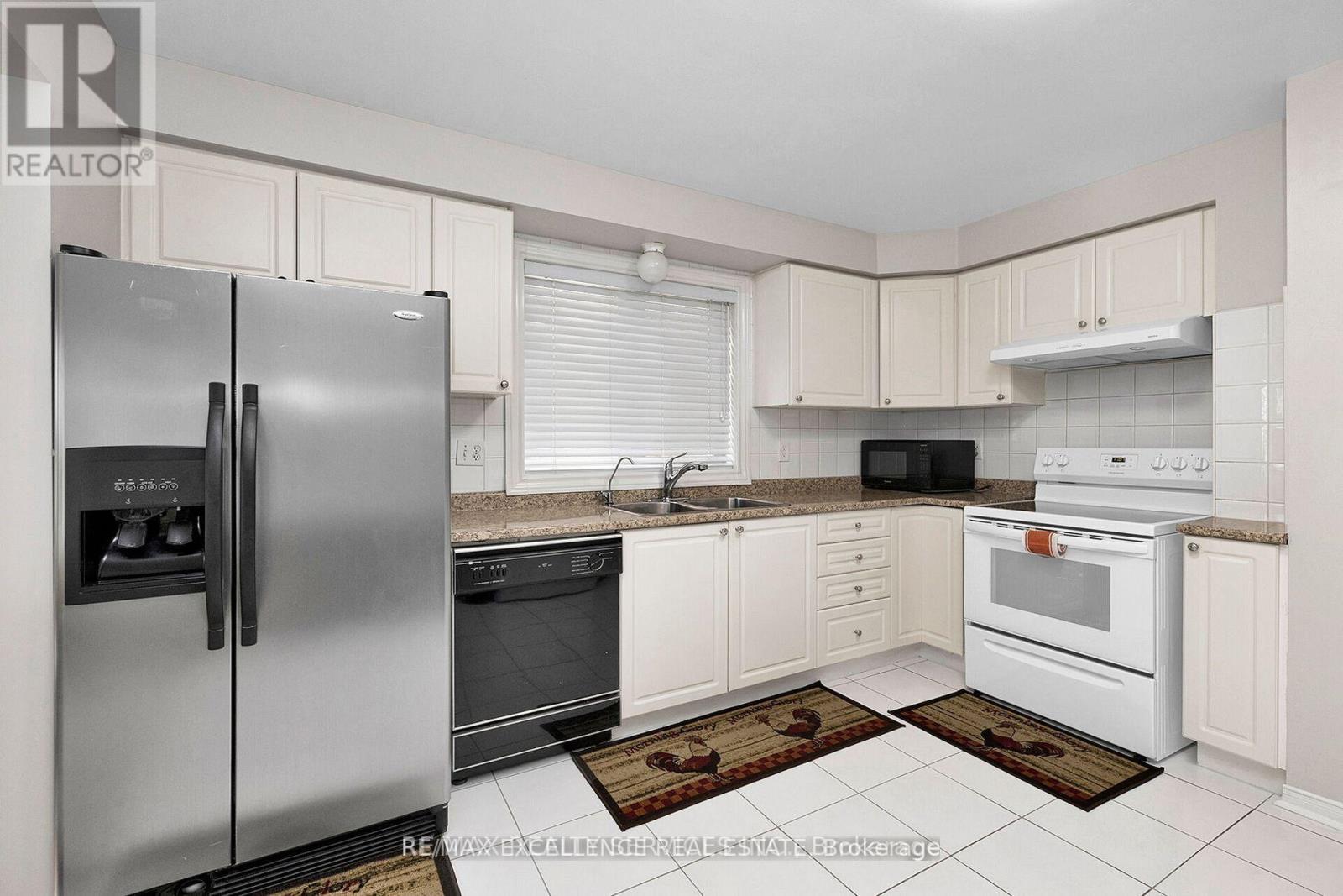 71 Rocky Mountain Crescent, Brampton, Ontario  L6R 1E7 - Photo 10 - W12478332