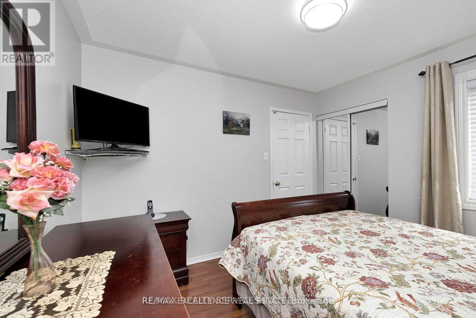 71 Rocky Mountain Crescent, Brampton, Ontario  L6R 1E7 - Photo 17 - W12478332